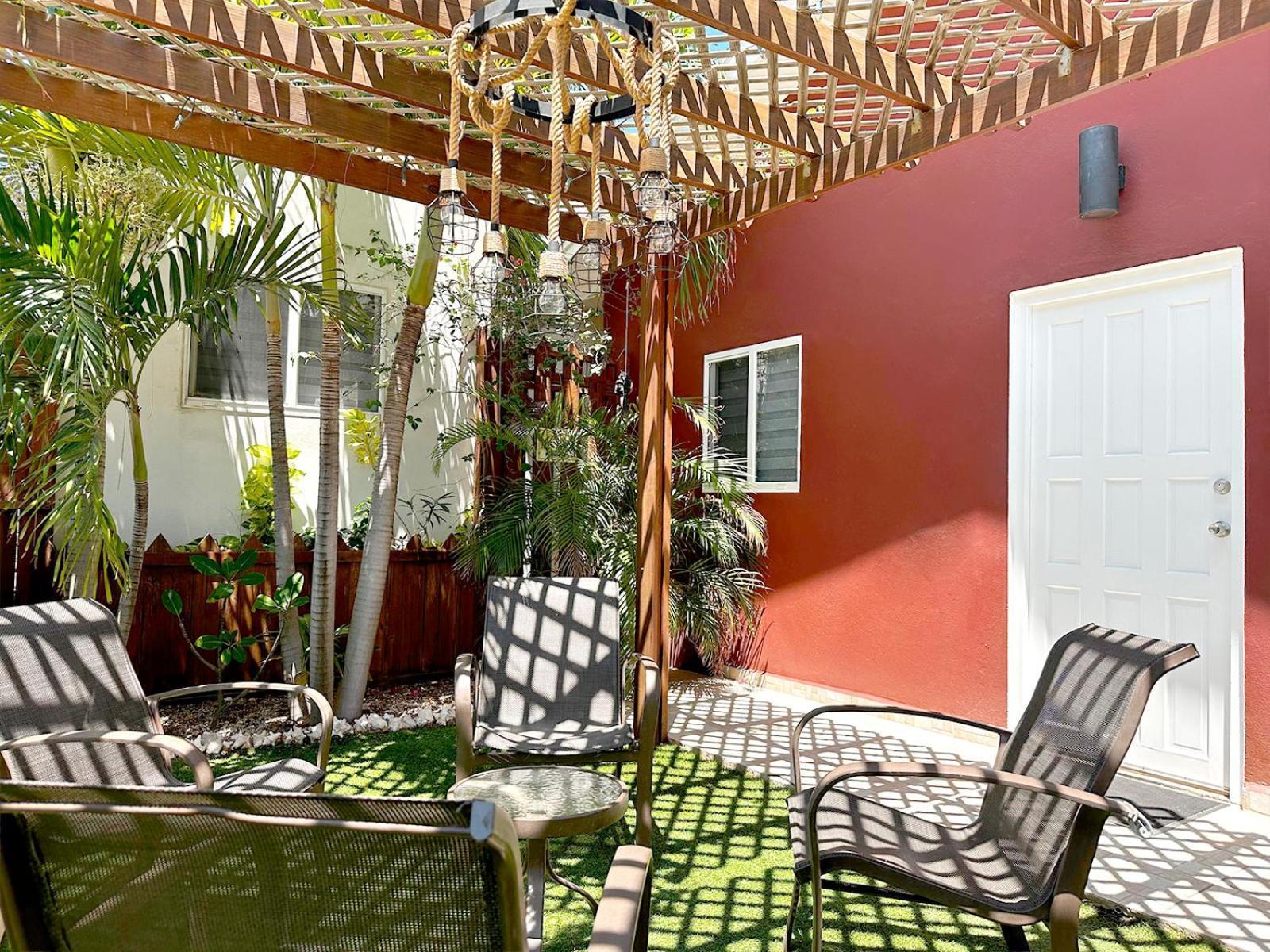Ladybugs Apartments Palm Beach Exterior photo