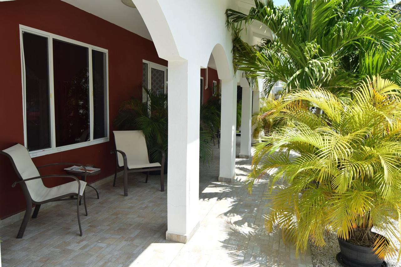 Ladybugs Apartments Palm Beach Exterior photo